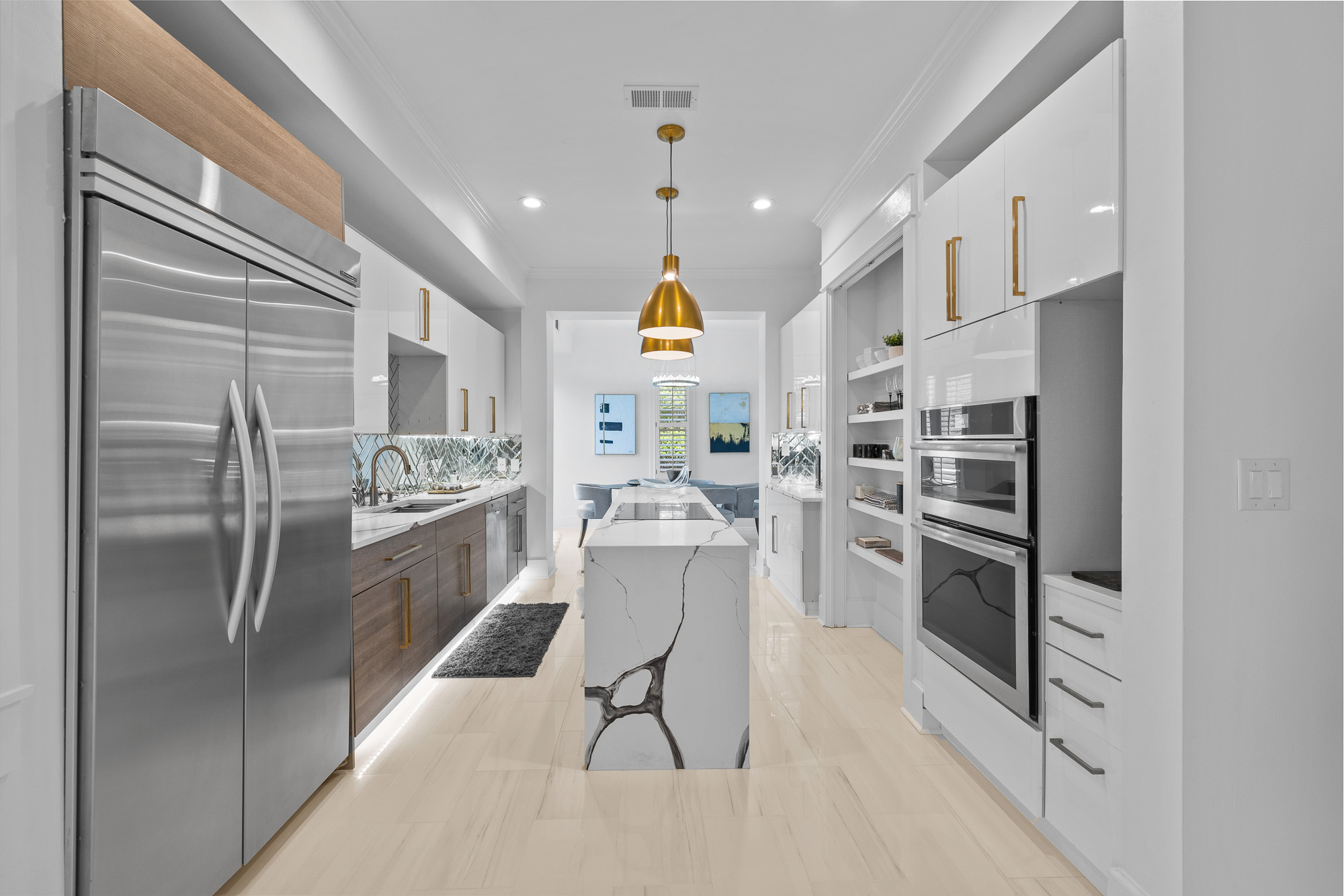 Modern kitchen by Leland Visuals